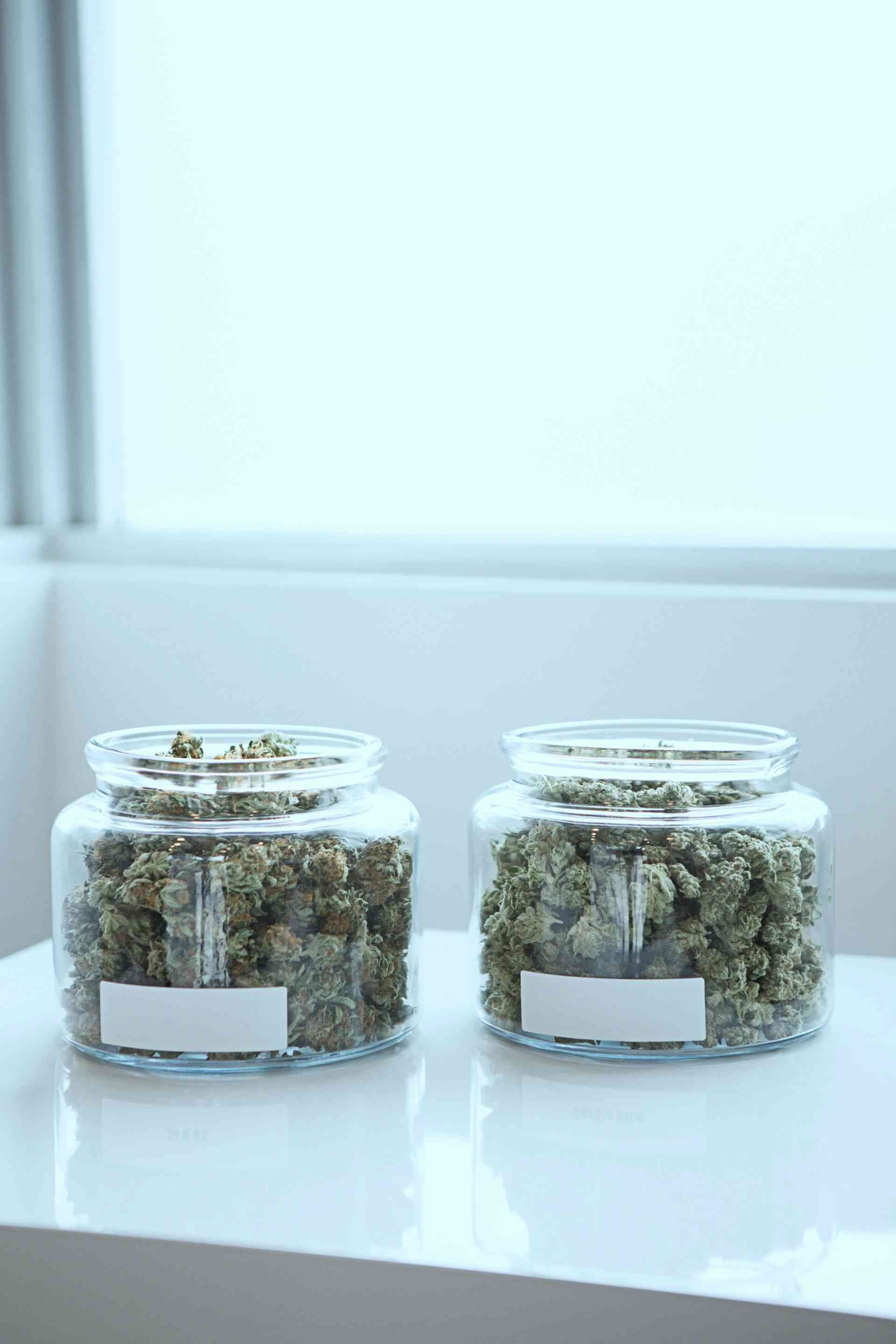 Auf dem Tisch standen Kush-haltige Gläser in durchsichtigen Behältern.